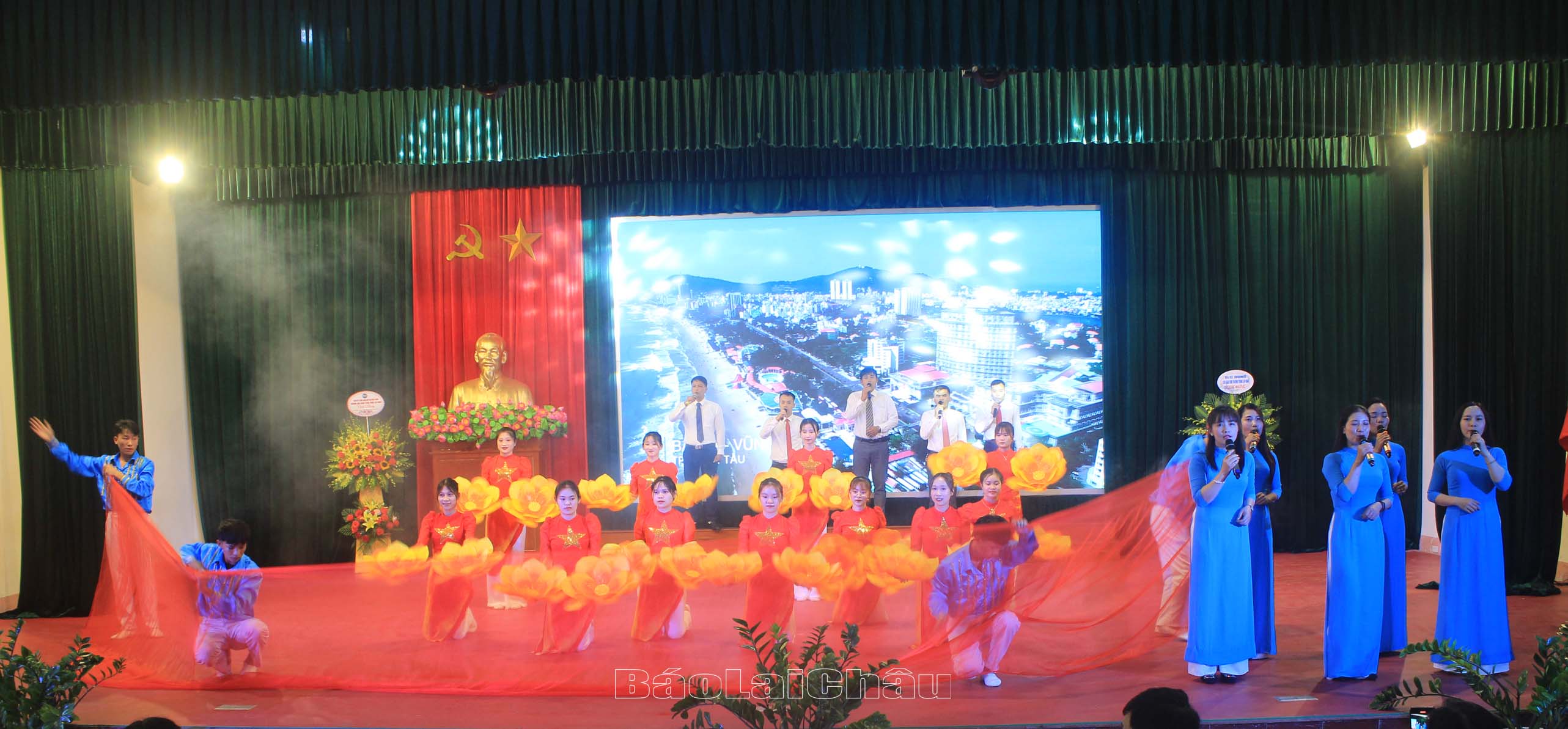 Văn nghệ chào mừng buổi Lễ. 